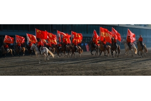 “唱著刀歌游新疆”—這些天，全國(guó)游客在這里歡聚