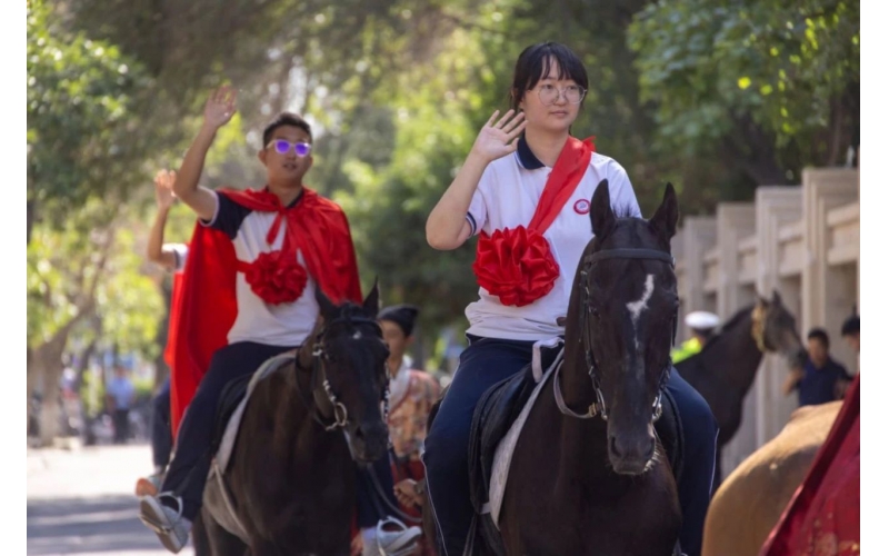 披紅掛花，打馬游街，新疆人送喜報好有儀式感